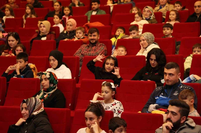 Gebze’de "Renkli Çoraplı Kuzgun" oyunu sahnelendi