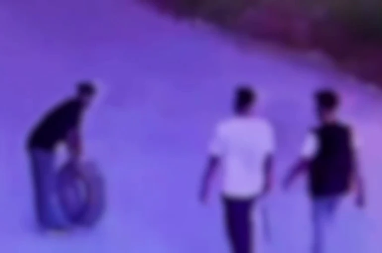 Gece yarısı aracın lastiği patlayınca başka aracın yedek lastiğini çaldılar: O anlar kamerada