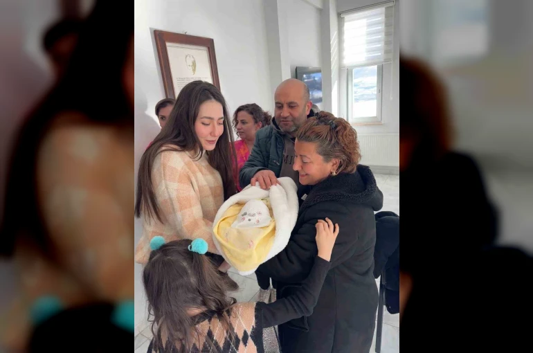 ‘Geçici Koruyucu Aile’ modelinin 100’üncü bebeği Ege Berk, Samsun’da koruyucu ailesiyle buluştu