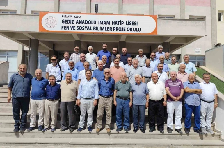 Gediz Anadolu İmam Hatip Lisesi mezunları geleneksel buluşmada bir araya geldi