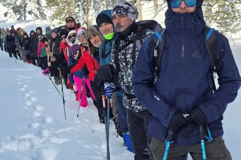 Gediz Murat Dağı Termal ve Kayak Merkezinde kar yürüyüşü