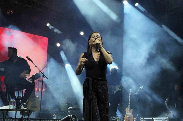 Gediz Tarhana Festivalinde Merve Özbey hem şarkılarıyla hem de cömertliği ile gönülleri fethetti