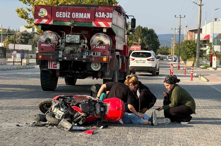 Gediz’de arazöz ile motosiklet çarpıştı: 1 yaralı