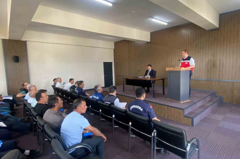 Gediz’de biçerdöver hizmetleri ve anız yangınlarına karşı bilgilendirme toplantısı