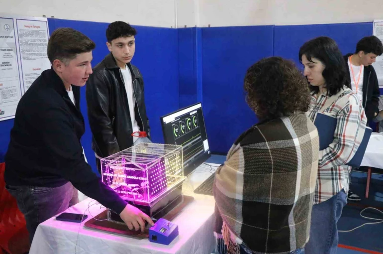 Geleceğin bilim insanları projelerini kendi okulunda sergiledi