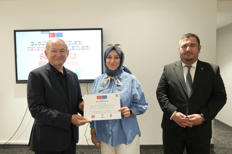 Geleceğin dijital tasarımcıları uluslararası sertifikalarına kavuştu