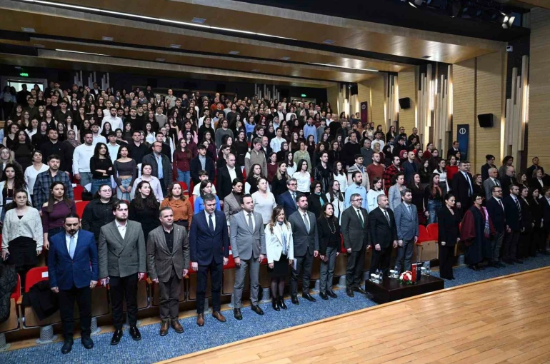 Geleceğin eczacıları düzenlenen törenle beyaz önlüklerini giydi 