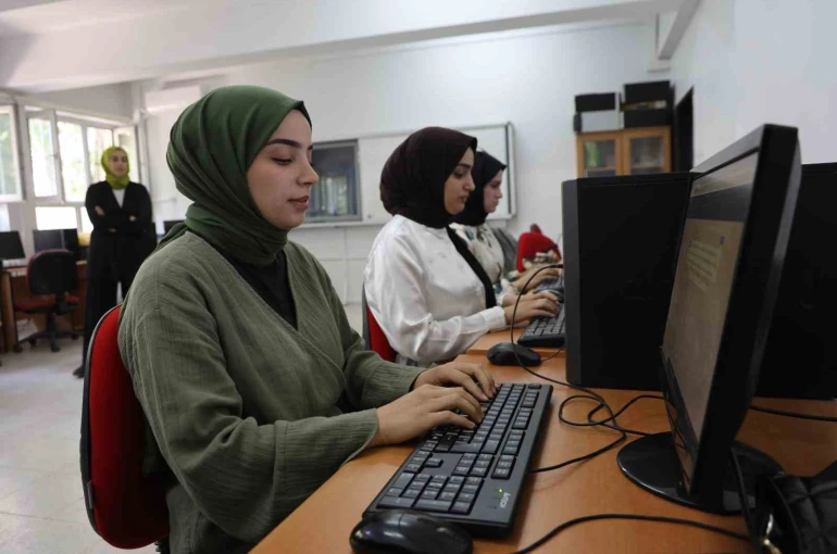 Geleceğin katipleri, klavye kursunda hayallerine hazırlanıyor