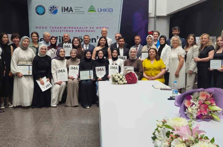 Geleceğin moda tasarımcıları Bursa’da sertifikalarını aldı
