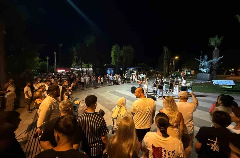 Geleceğin müzisyenleri Kemer gecelerini hareketlendirdi