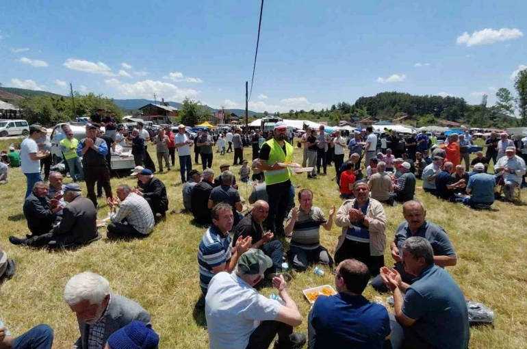 Geleneksel Hacet Bayramı’nda yarım tondan fazla et dağıtıldı