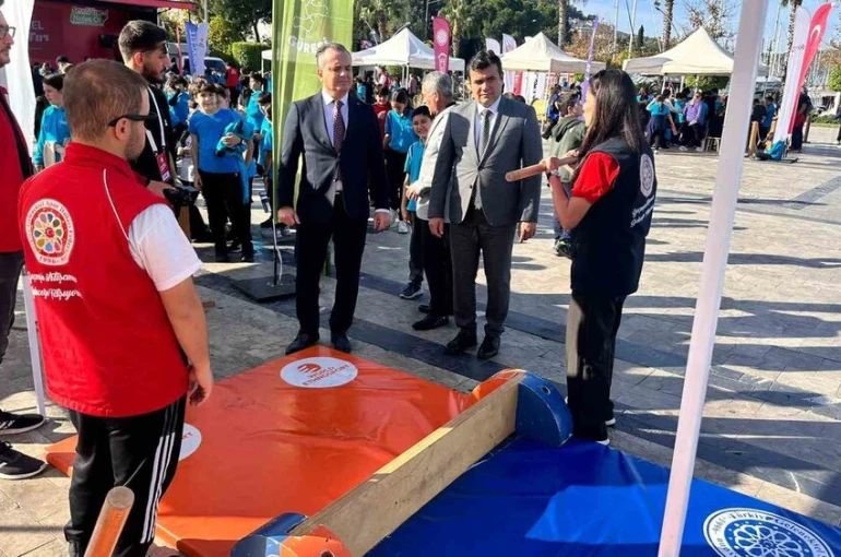 Geleneksel Oyunlar Tırı, geçmişin oyunlarını Fethiye’de öğrencilerle buluşturdu
