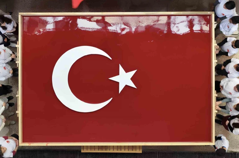Geleneksel yöntemlerle dev Türk bayrağı yapıldı