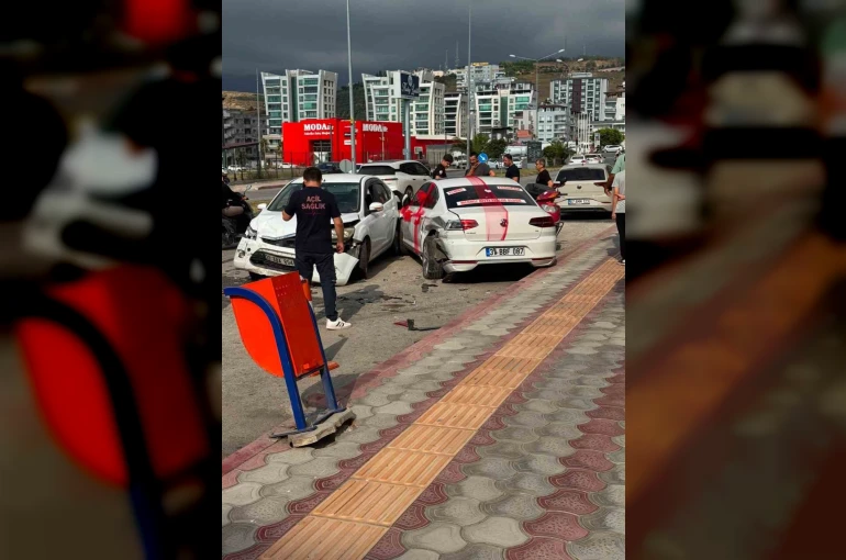 Gelin arabası otomobille çarpıştı: 1 yaralı