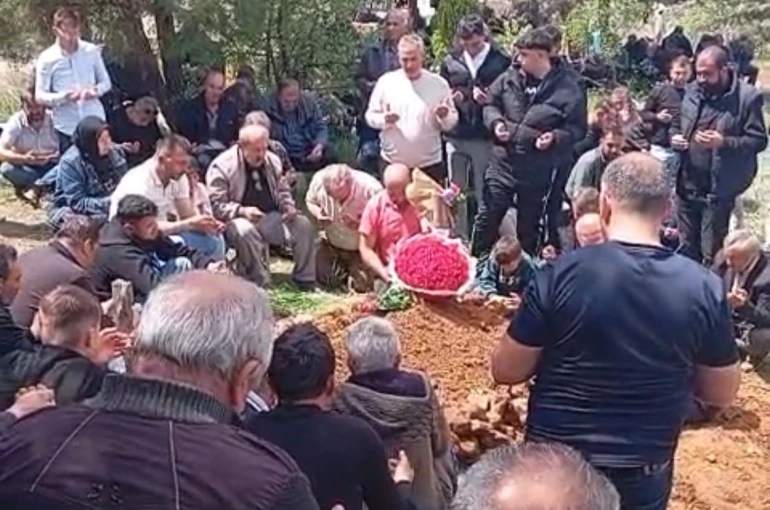 Gelin çiçeği, damadın mezarına konuldu