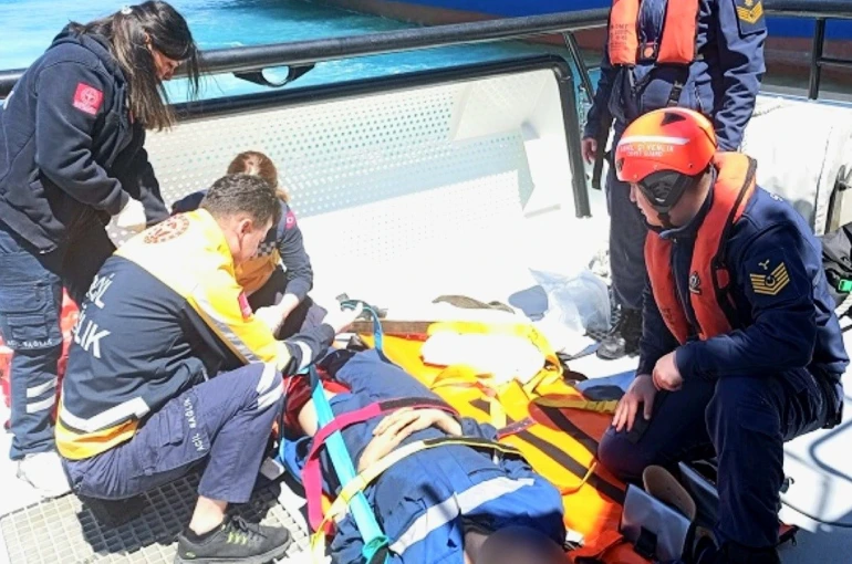 Gemide yaralanan personelin yardımına sahil güvenlik yetişti