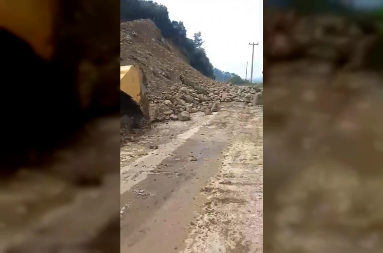 Gemlik-Mudanya yolu heyelan sebebiyle kapandı