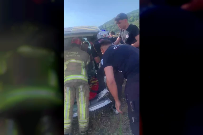 Gemlik’te işçi servisi ile otomobil çarpıştı: 15 yaralı 