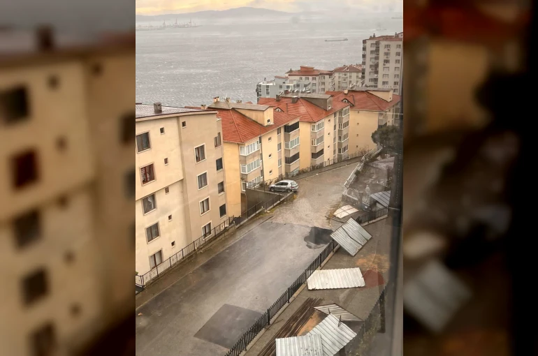 Gemlik’te şiddetli lodos sebebiyle çatılar bir bir uçtu 