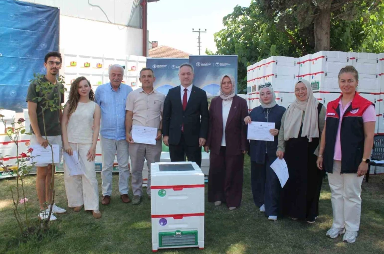 Genç arıcılara 380 adet arısız strafor kovan dağıtıldı