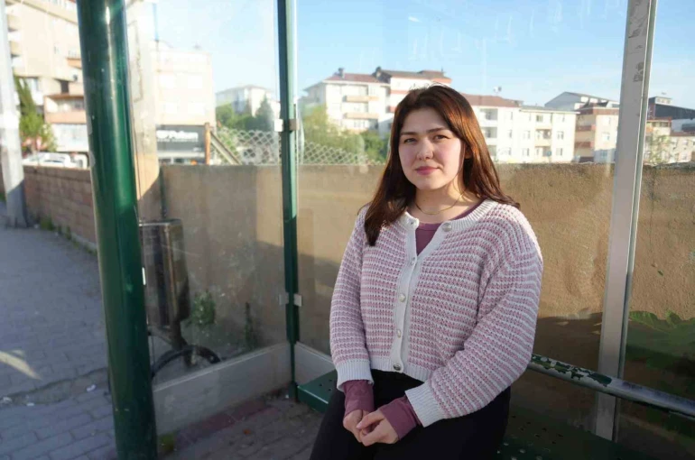 Genç kadın durakta tacizciyi saniye saniye kaydetti: "Ben hovardayım, hovarda"