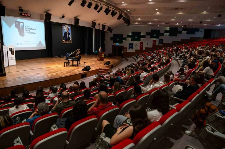 Genç piyanist Defne Sözen’den çifte şampiyonluk