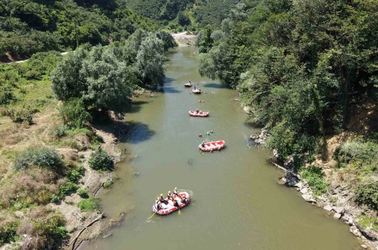 Gençler 12 kilometre kürek çekti