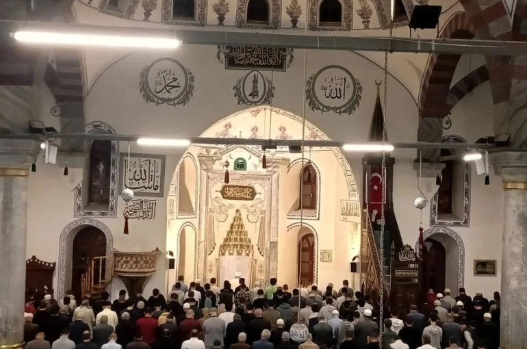 Gençler Mevlid-i Nebi Haftası’nda sabah namazında buluştu