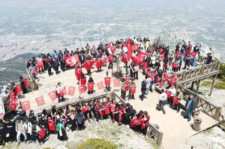 Gençler Spil’in zirvesinde ay yıldızlı bayrakla buluştu