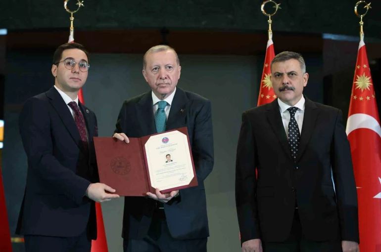 Gercüş Kaymakamı Muhammed Öztaş’a Cumhurbaşkanlığı Külliyesinde anlamlı ödül