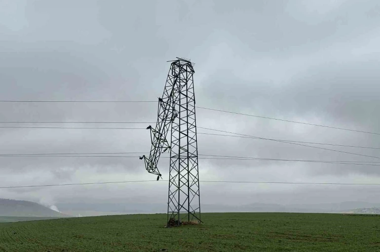 Gerilim hattındaki hırsızlıkta direkler devrildi, alternatif hatlar sayesinde ilçe elektriksiz kalmadı