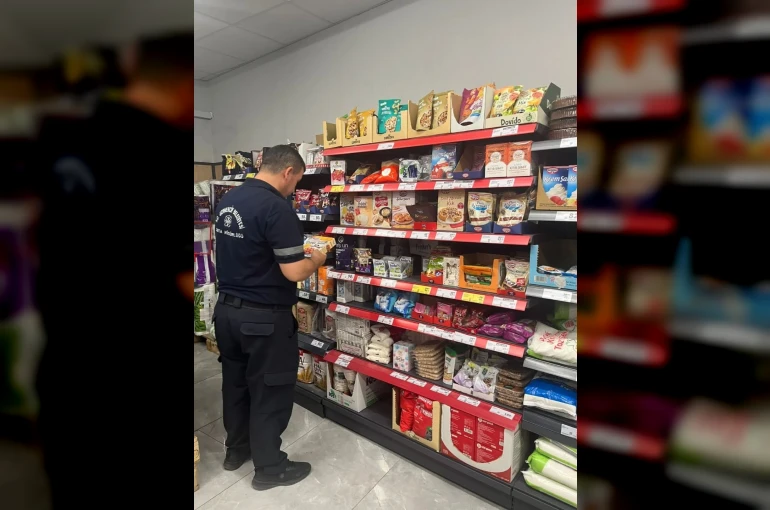 Germencik’te zabıta ekipleri marketlerde etiket ve son kullanma tarihi kontrolü yaptı