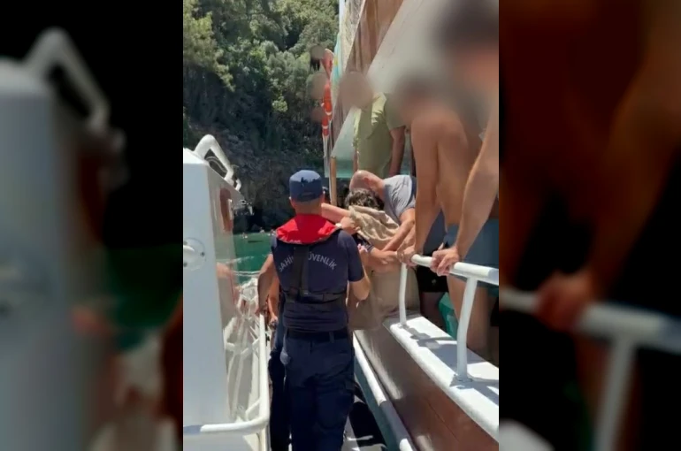 Gezi teknesinde rahatsızlanan çocuğa sahil güvenlik yardımı