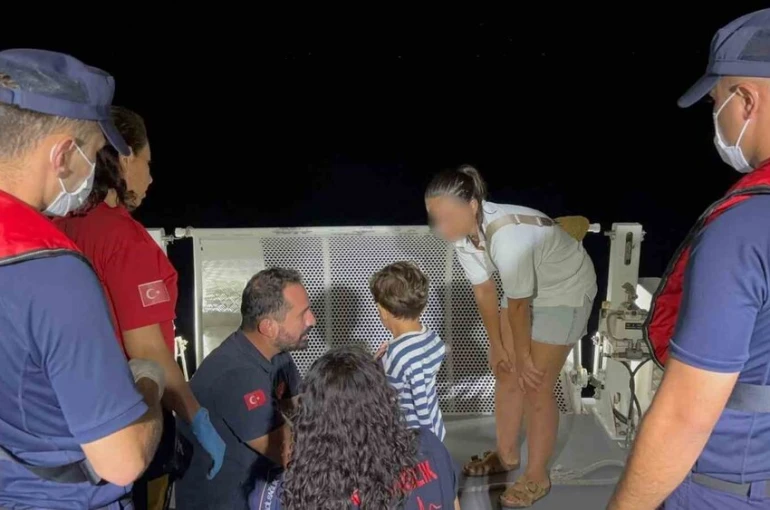 Gezi teknesinde yaralanan çocuk için tıbbi tahliye
