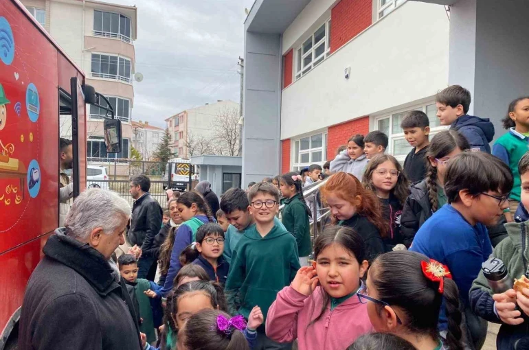 Gezici kütüphane Kırşehir’de 200 kitabı öğrenci ile buluşturdu