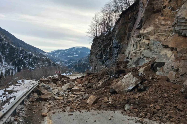 Giresun-Sivas kara yolunda heyelan: Yol kontrollü olarak ulaşıma açıldı