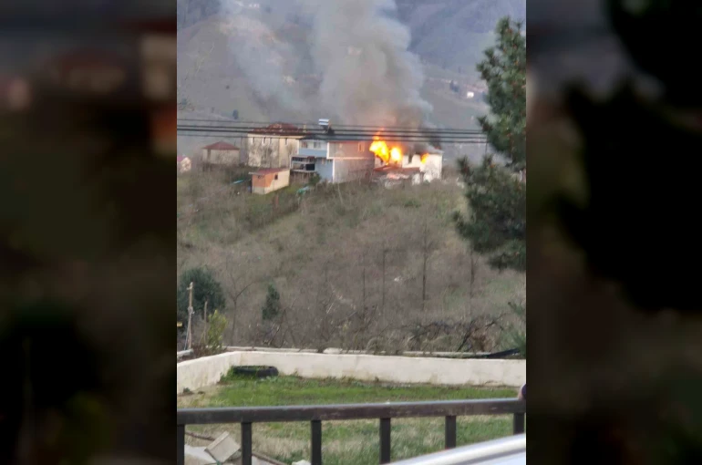 Giresun’da iki katlı ev alev alev yandı
