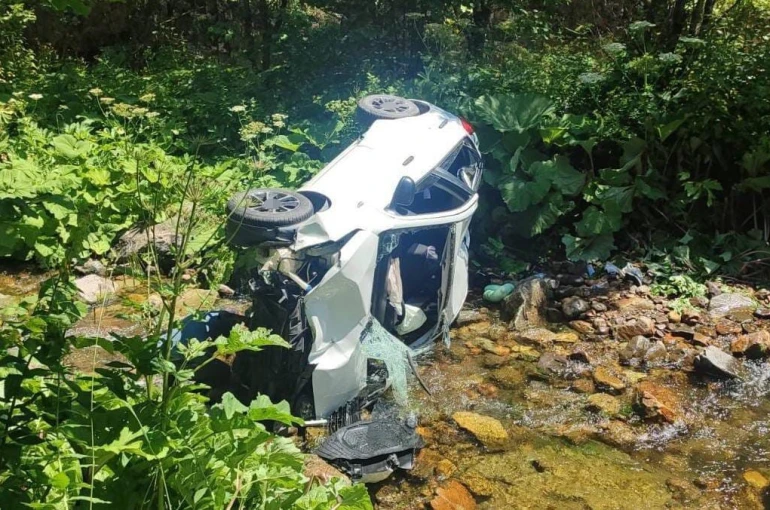 Giresun’da otomobil dereye devrildi: 6 yaralı