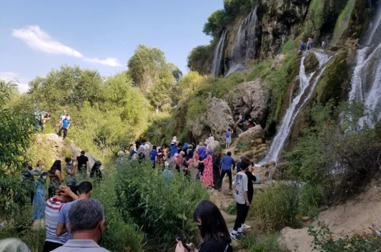 Girlevik Şelalesi bayramda ziyaretçi akınına uğradı