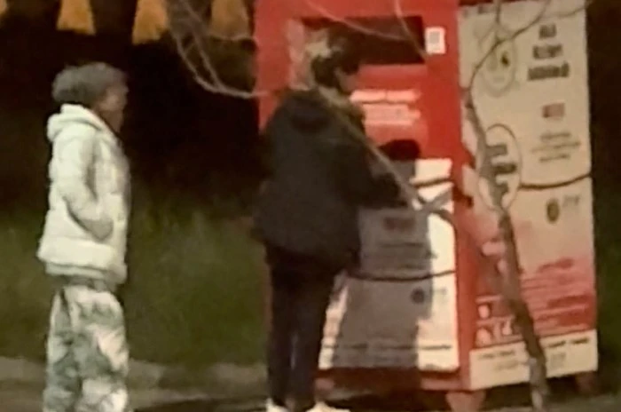 Giysi kumbarasından kıyafet çaldılar