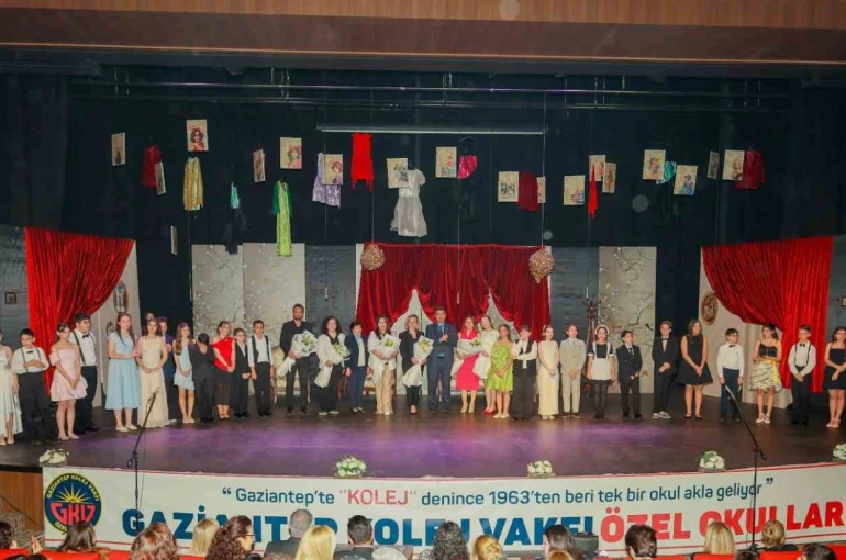 GKV’li öğrencilerden dev prodüksiyon: "Lüküs Hayat" ayakta alkışlandı