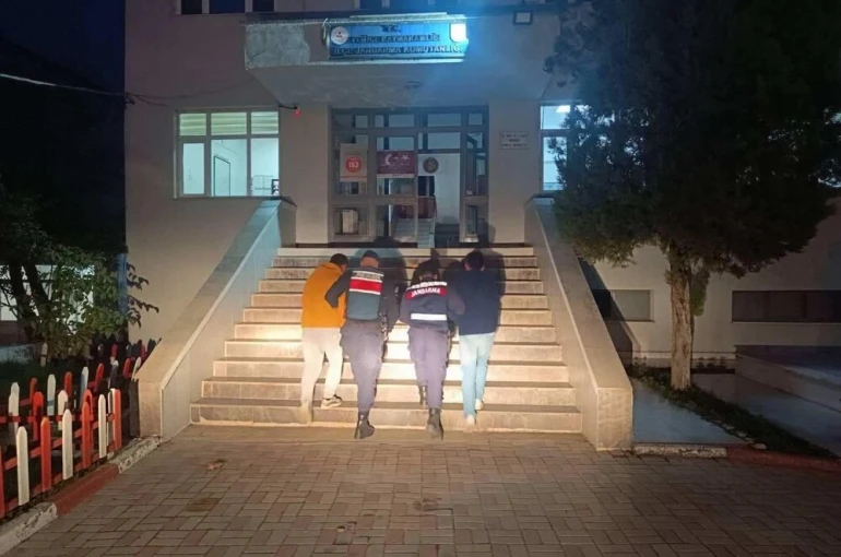 Göçmen kaçakçılığı operasyonunda 3 organizatör ve 27 kaçak göçmen yakalandı