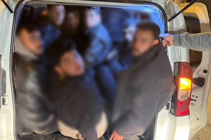Göçmenleri tıka basa taşırken yakayı ele veren insan tacirine 102 bin TL ceza