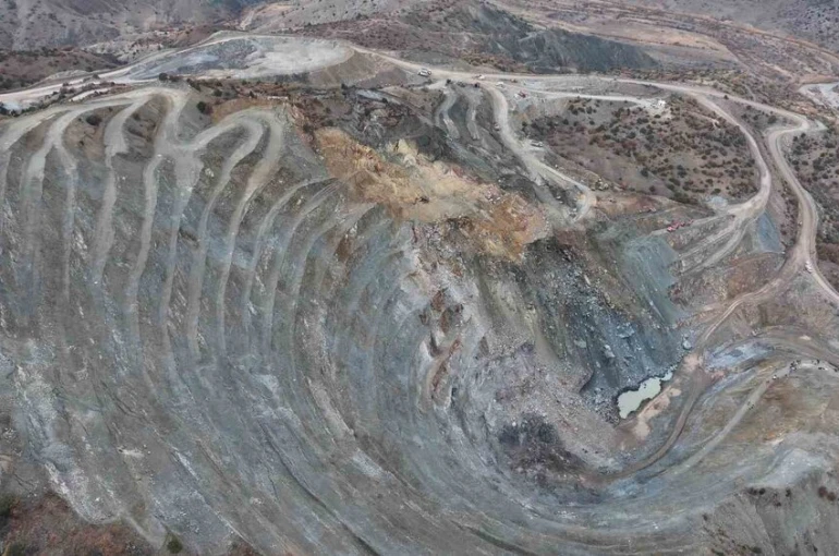Göçük altında kalan işçiyi arama kurtarma çalışmaları 3’üncü gününde devam ediyor