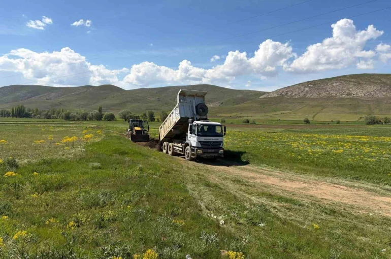 Gökçedere’nin arazi yollarında çalışmalar devam ediyor