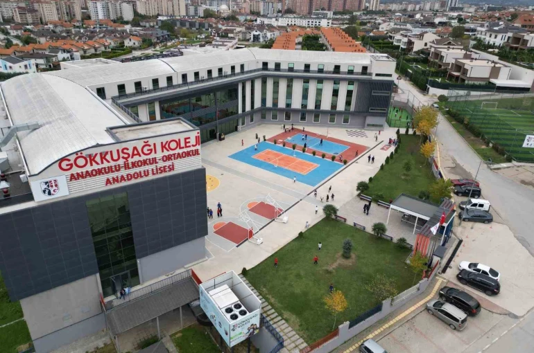 Gökkuşağı Koleji’nde çifte gurur
