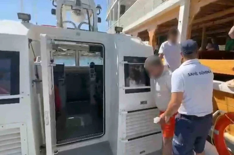 Gökova Körfezinde gezi teknesinde yaralanan vatandaşa tıbbi tahliye