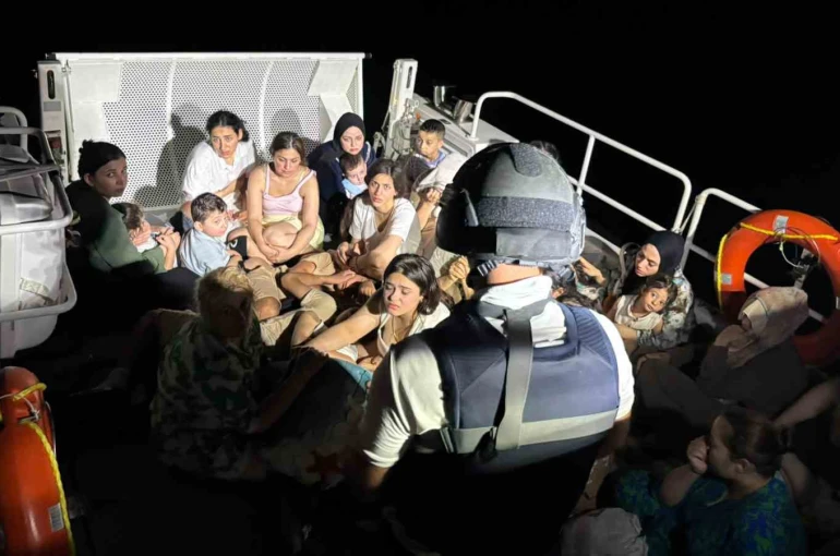 Gökova körfezinde yelkenli tekne içinde 64 düzensiz göçmen ve 4 göçmen kaçakçısı yakalandı