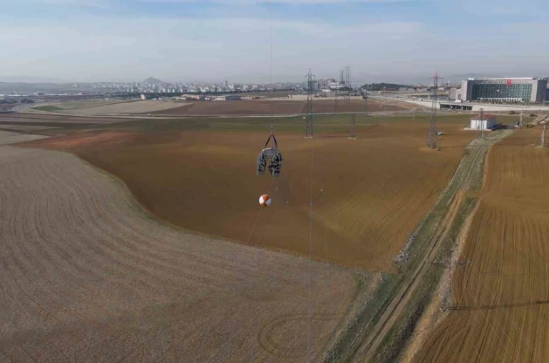 Gökyüzünde zorlu mesai: TEİAŞ ekipleri hatları helikopterle bakımdan geçiriyor 