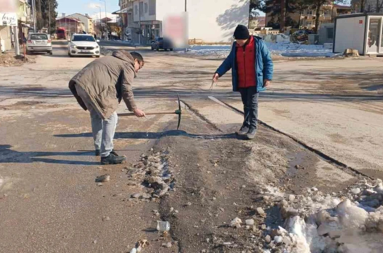Gölbaşı ilçesinde caddelerdeki karları esnaflar temizledi